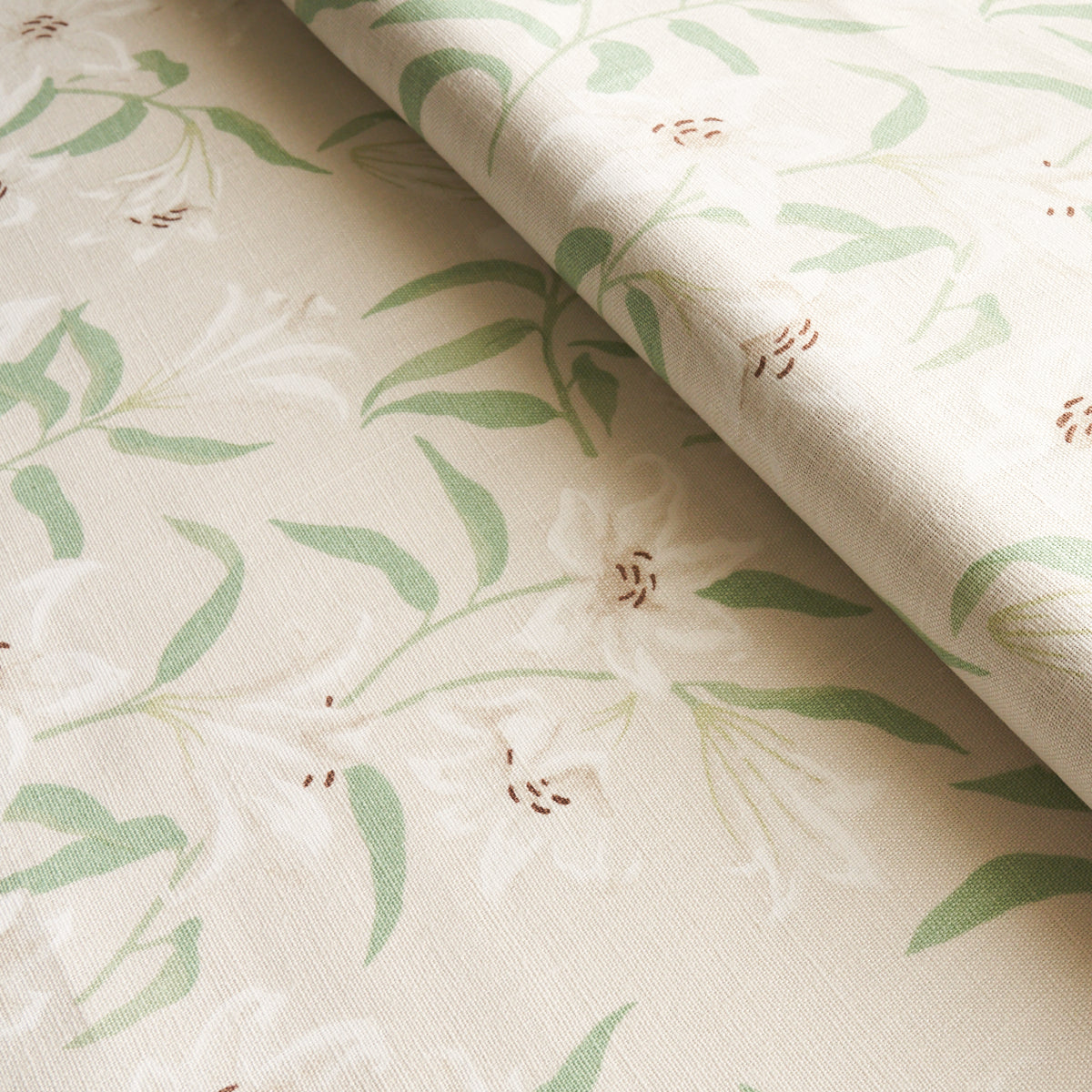 SCATTERED-LILIES-CREAM-SCHUMACHER-180300