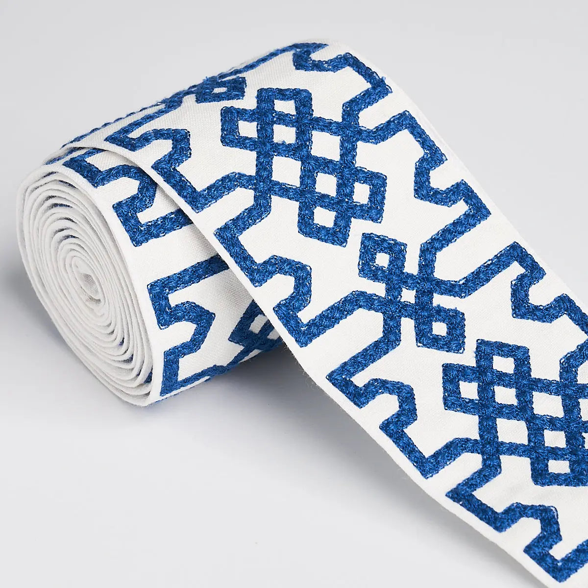 KNOTTED-TRELLIS-TAPE-BLUE-ON-WHITE-SCHUMACHER-80883