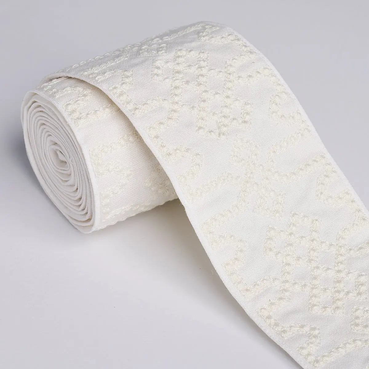 KNOTTED-TRELLIS-TAPE-WHITE-ON-WHITE-SCHUMACHER-80884