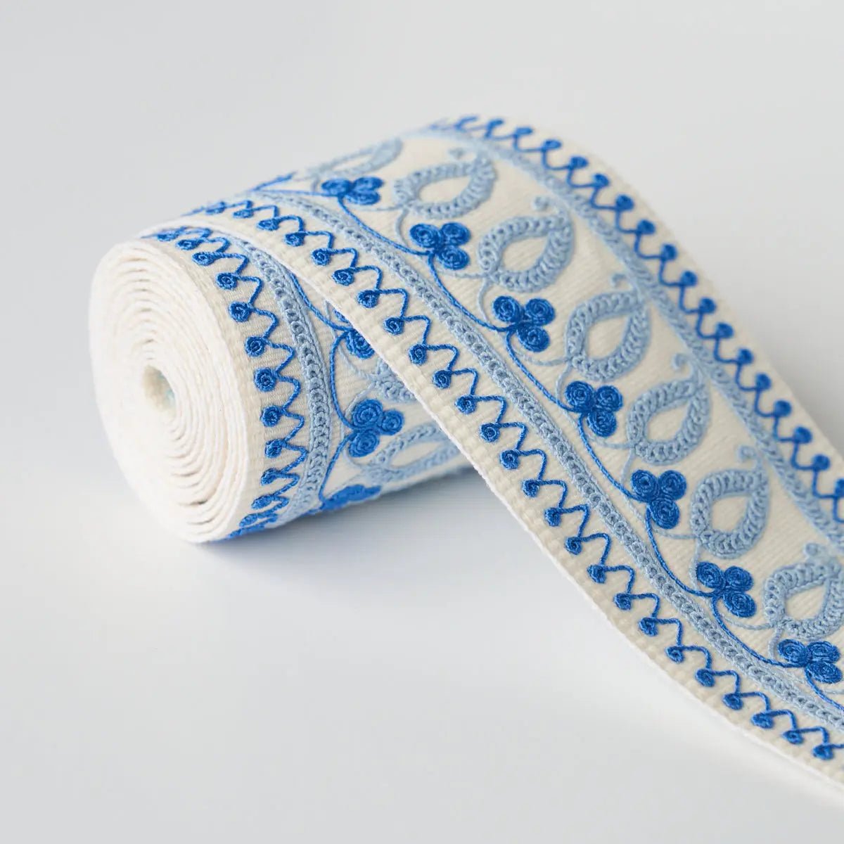 PAISLEY-EMBROIDERED-TAPE-BLUES-SCHUMACHER-81230