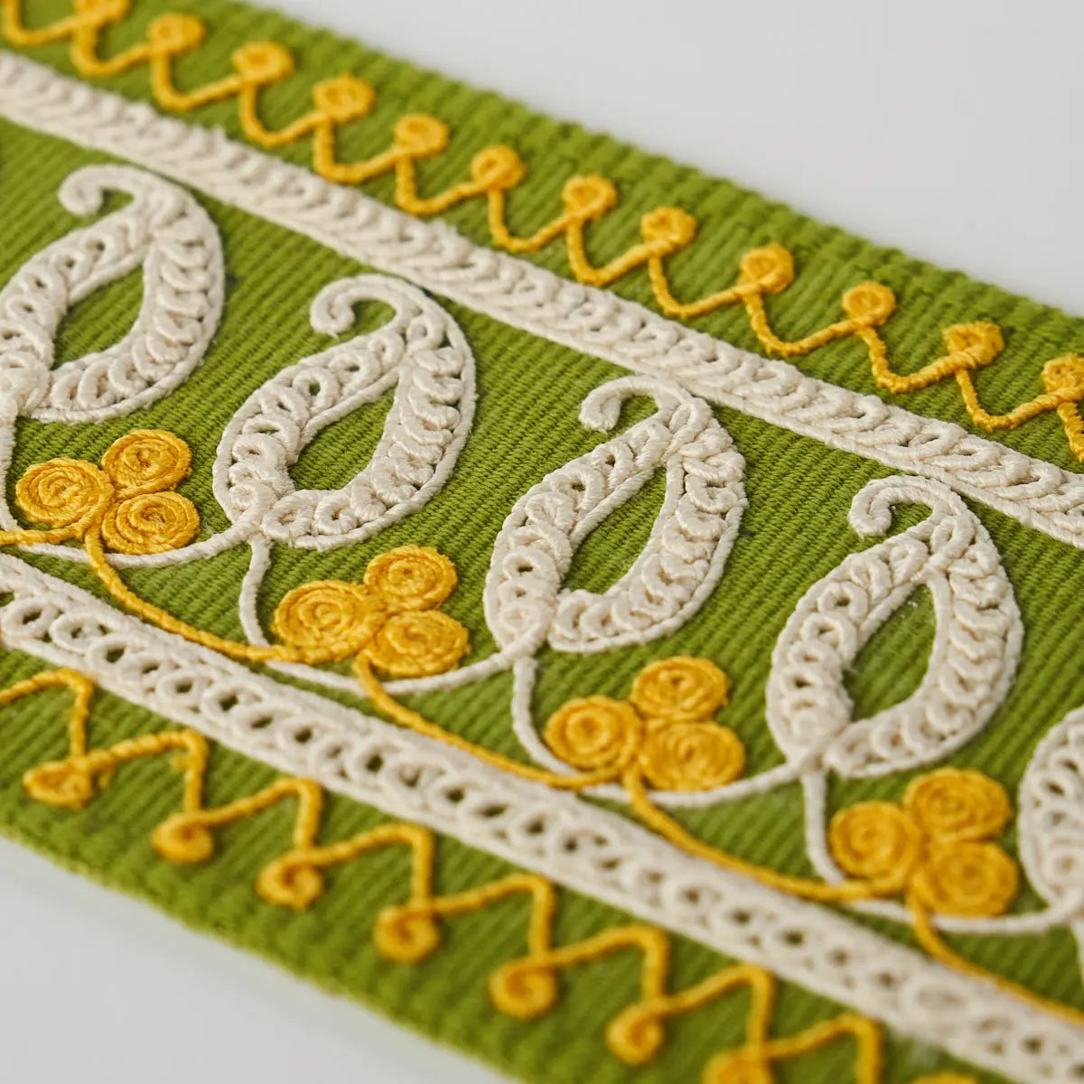 PAISLEY-EMBROIDERED-TAPE-GREEN-YELLOW-SCHUMACHER-81232