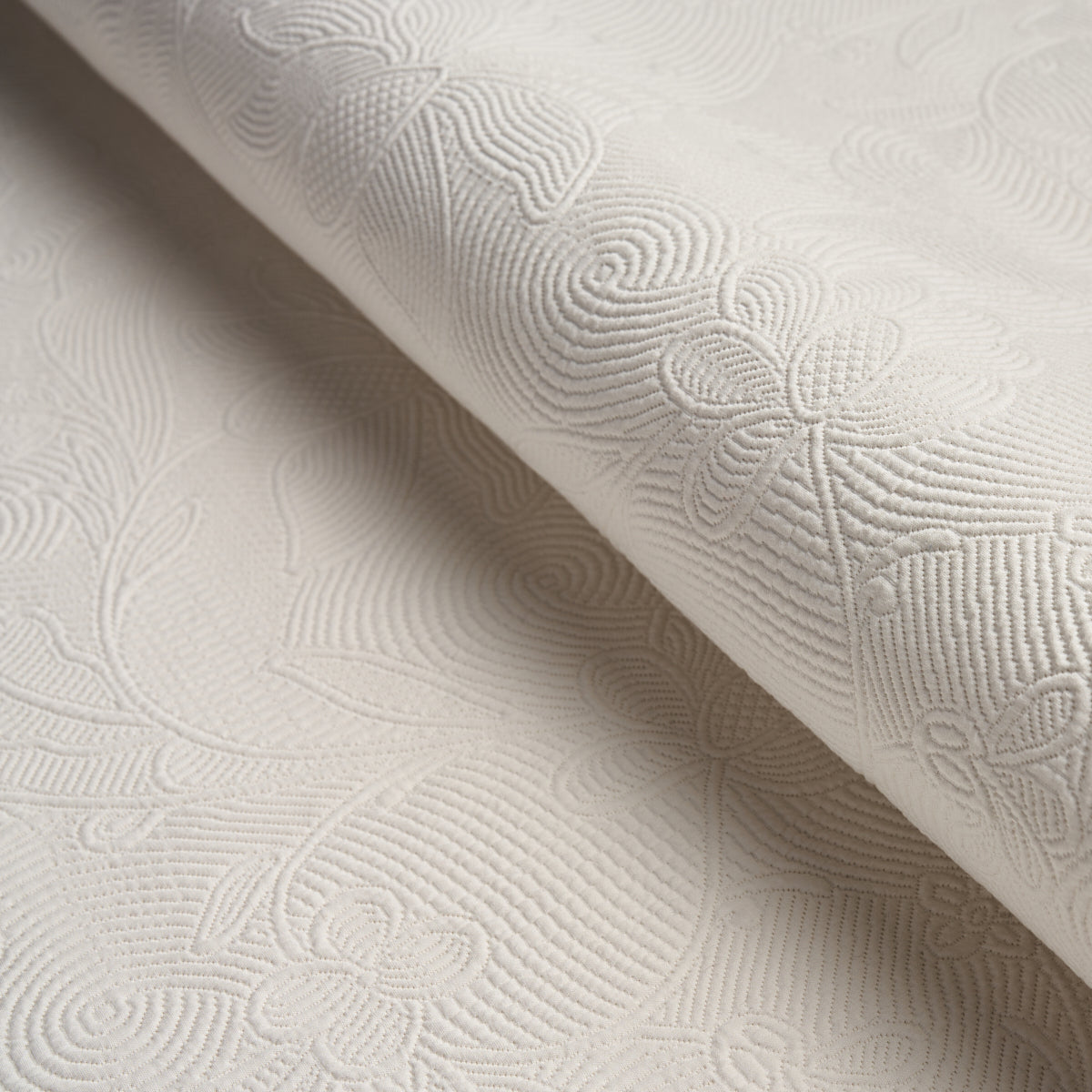 QUILTED-SCROLL-MATELASS-IVORY-SCHUMACHER-81590