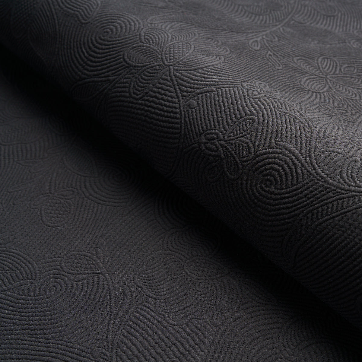 QUILTED-SCROLL-MATELASS-PITCH-BLACK-SCHUMACHER-81591