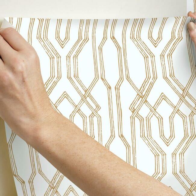 oriental-lattice-wallpaper-white-gold-york-wallcoverings-af6560