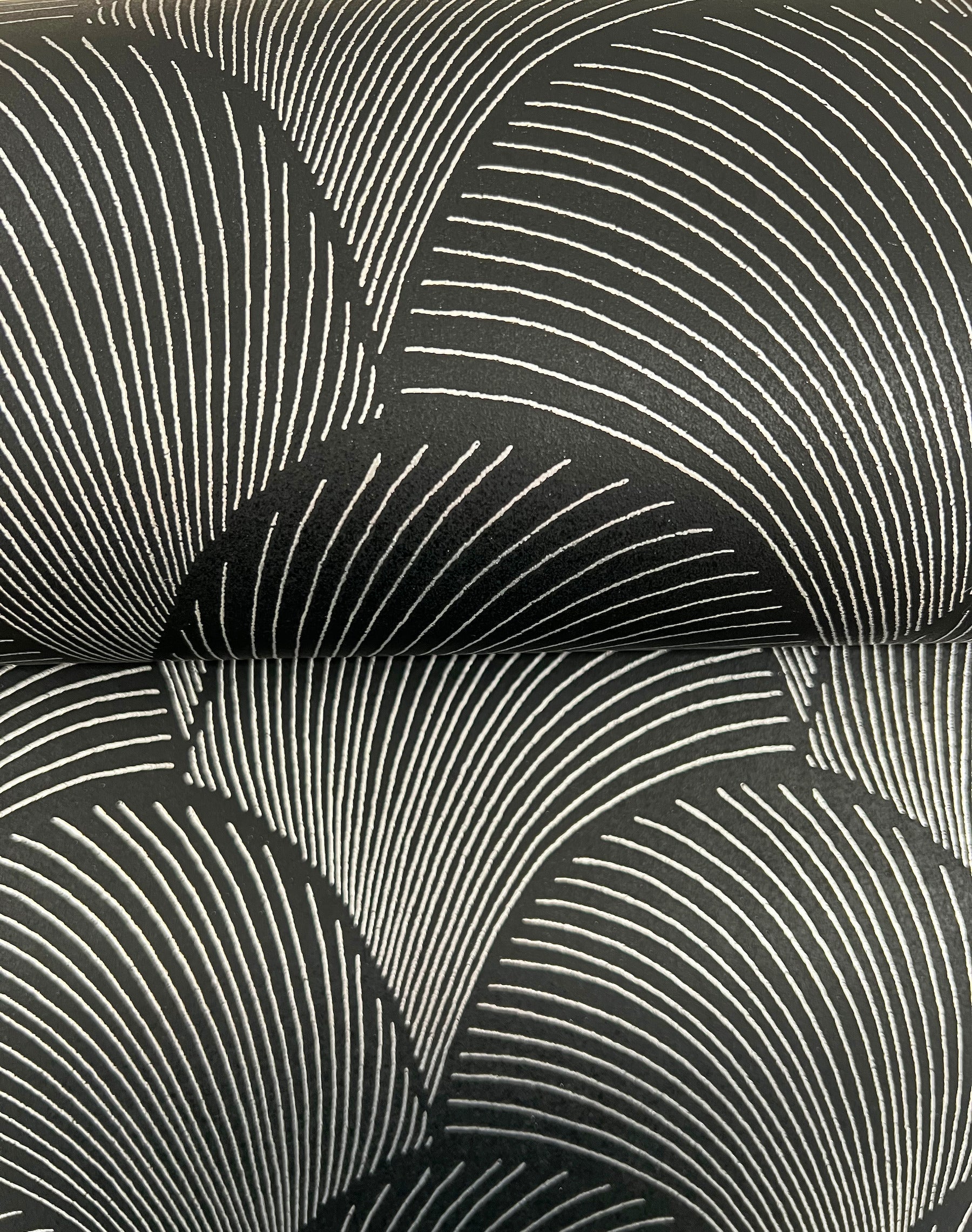 metallic-scallop-wallpaper-black-york-wallcoverings-nt6105