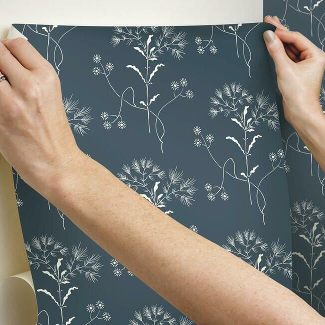 wildflower-premium-peel-stick-wallpaper-white-on-navy-york-wallcoverings-psw1154rl